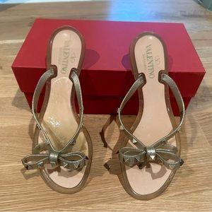Valentino gold rockstud jelly thong sandals - size 8